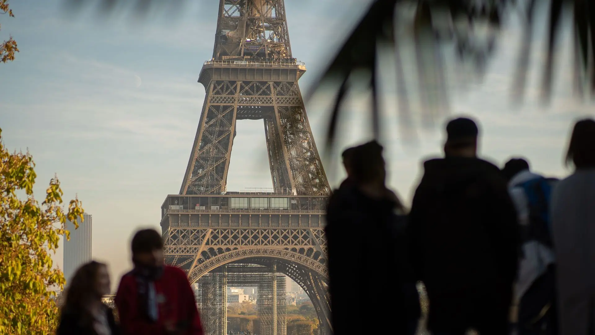 Tourists silhouetted in front of the Eiffel Tower Tourists silhouetted in front of the Eiffel Tower